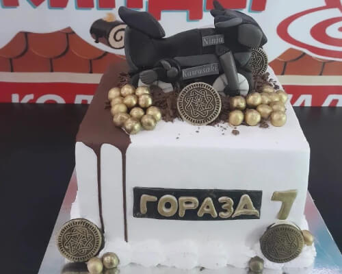 Роденденска торта за момчиња