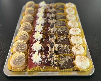 Мешани коктелски колачи - рафаело, сникерс, малина, карамела, мини индијанки