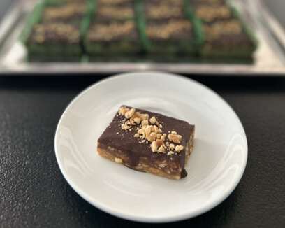 Сникерс Бајадера колач